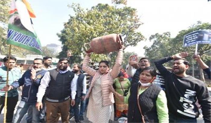 ईंधन की महंगाई के खिलाफ युवा कांग्रेस के कार्यकर्ताओं ने किया प्रदर्शन 