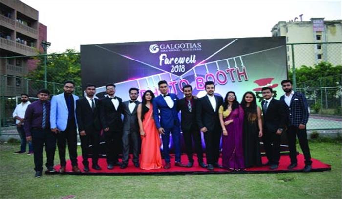 सीनियर छात्रों को जूनियर्स ने दी विदाई