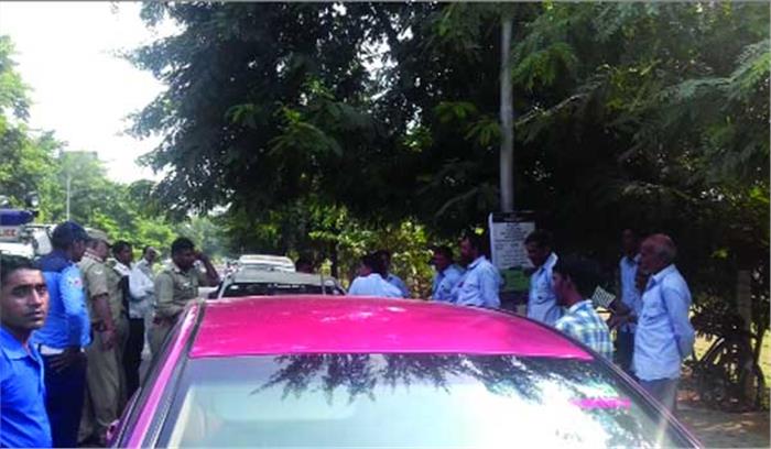 जीडी गोयनका पब्लिक स्कूल के ड्राइवरों ने वेतन की मांग को लेकर किया हंगामा