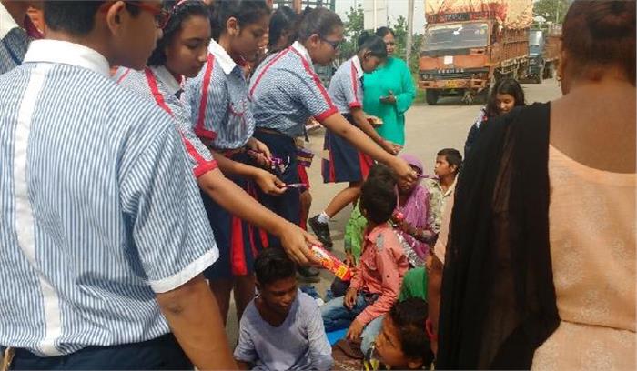 गरीब बच्चों को पढ़ाने के साथ बांटी शिक्षण सामग्री