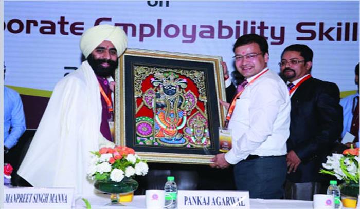 वर्तमान व्यवसायिक व वैश्विक मानक के जरुरतों पर डाला प्रकाश वर्तमान व्यवसायिक व वैश्विक मानक के जरुरतों पर डाला प्रकाश