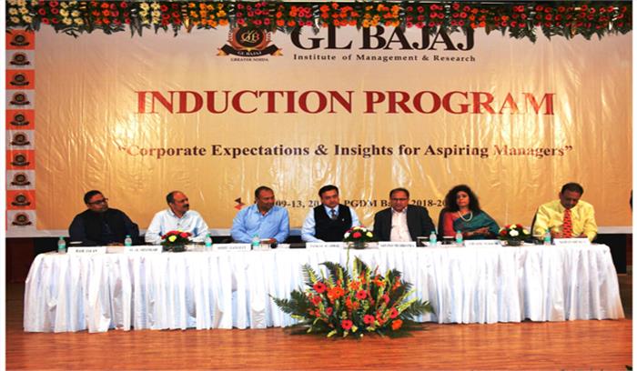 नवप्रवेशित छात्रों को पढ़ाया परिश्रम का पाठ नवप्रवेशित छात्रों को पढ़ाया परिश्रम का पाठ