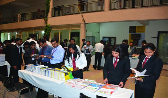 पुस्तक प्रदर्शनी में पुस्तक के प्रति युवाओं में दिखा उत्साह