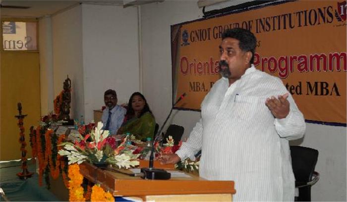 छात्रों को नए वातावरण में ढलने के साथ रैगिंग से अवगत कराया