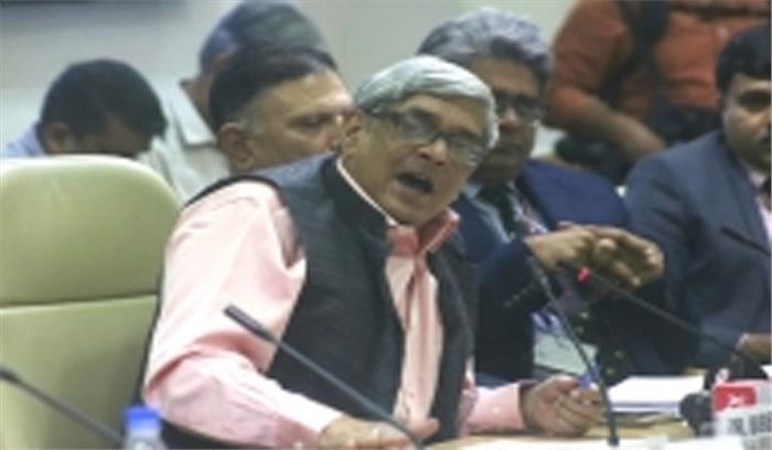 10 साल से पहले जीएसटी के व्यवस्थित होने की उम्मीद अव्यवहारिक : देबराय