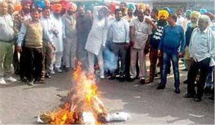 कांग्रेस ने जीएसटी का पुतला जलाकर किया विरोध प्रदर्शन
