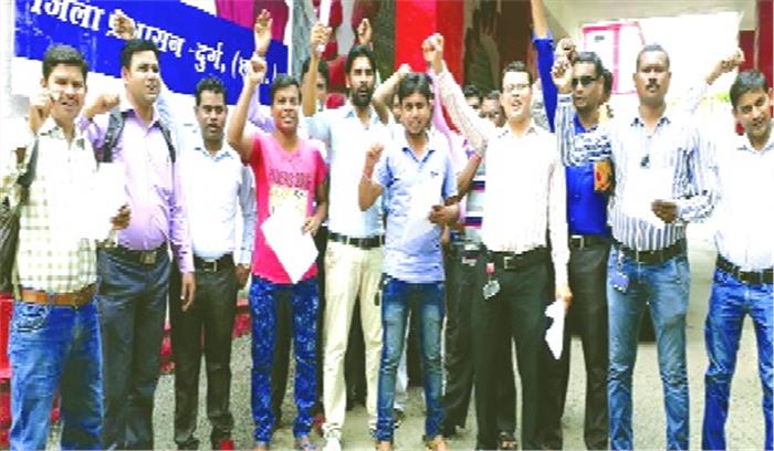 जीवीके कर्मचारी आंदोलन की राह पर न्यूनतम मजदूरी की मांग, सौंपा ज्ञापन