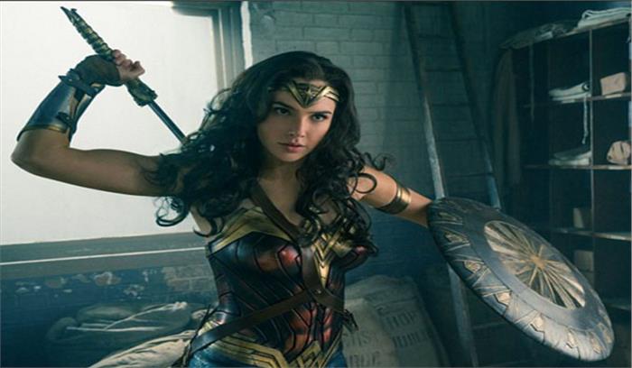 गैल गैडोट ने गायिका कैली क्लार्कसन को दी वंडर वुमन की प्रतिमा