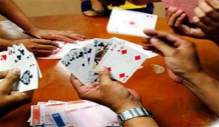 जुआ घर पर छापा, कई वाहन जब्त