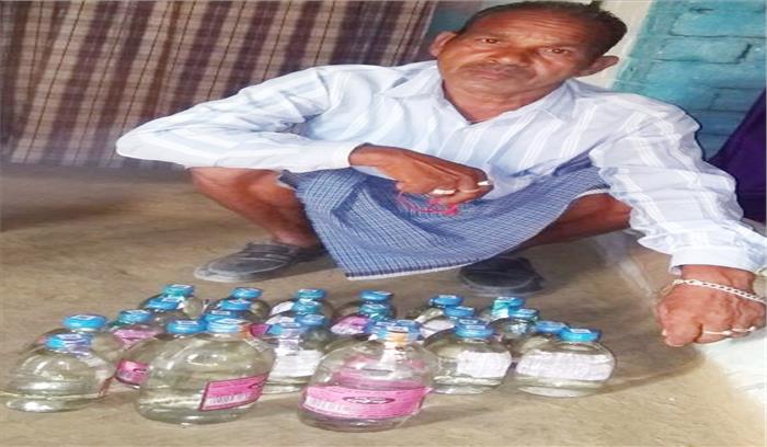 अवैध शराब बेचते रंगे हाथ पकड़ाया