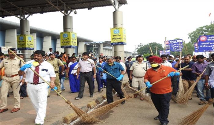 रायपुर रेल मंडल के सभी स्टेशनों में अधिकारियों कर्मचारियों ने झाडू लगाकर ली स्वच्छता की शपथ