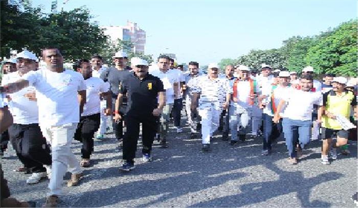 स्वच्छता की सेवा के लिए दौड़े सैकड़ों