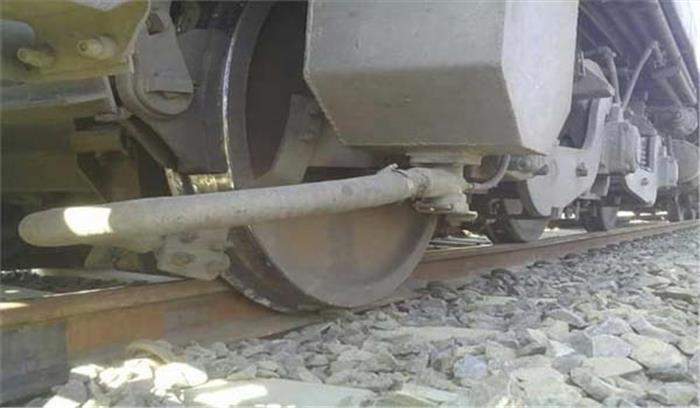 ट्रेन के इंजन के पहिए पटरी से उतरे, यातायात प्रभावित ट्रेन के इंजन के पहिए पटरी से उतरे, यातायात प्रभावित