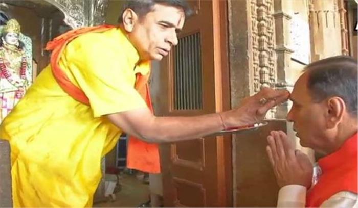 गुजराती नववर्ष पर रूपाणी ने किए पंचदेव मंदिर में दर्शन