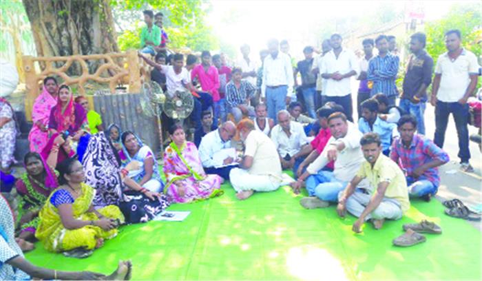 प्रशासन की पहल पर चार दिन से जारी धरना स्थगित