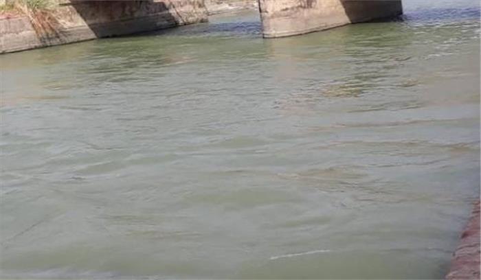 गंग नहर हादसा : एक्सयूवी में आधी रात को बहे दोस्तों की तलाश जारी