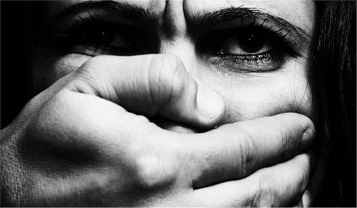 उत्तर प्रदेश :बलात्कार की शिकार छात्रा को पुलिस ने चिकित्सीय परीक्षण के लिये भेजा उत्तर प्रदेश :बलात्कार की शिकार छात्रा को पुलिस ने चिकित्सीय परीक्षण के लिये भेजा
