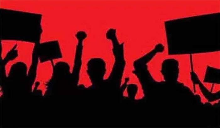 रात भर चला वकीलों का धरना, आज कार्य से विरत रहेंगे अभिभाषक