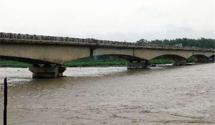 गंगा और यमुना का जलस्तर लगातार बढ़ रहा है