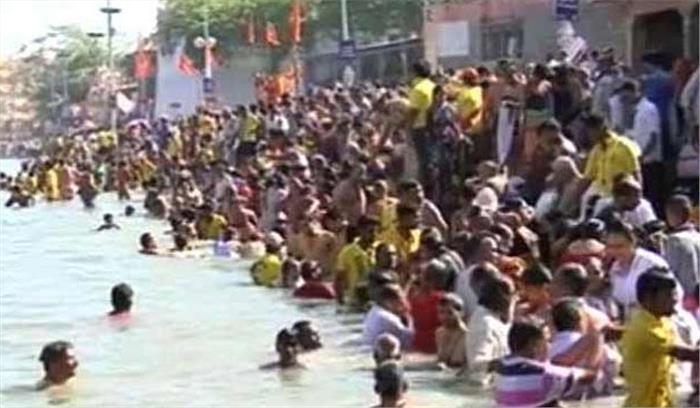 मकर संक्रांति के मौके पर लोगों ने गंगा सागर में स्नान किया मकर संक्रांति के मौके पर लोगों ने गंगा सागर में स्नान किया