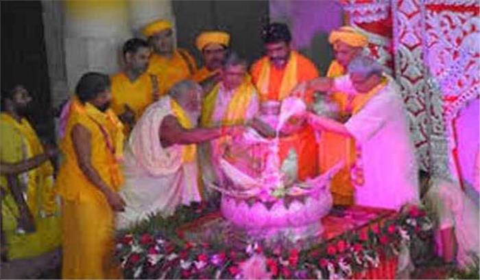 श्री देवोत्थान अस्थि कलश यात्रा के लिए दुबई और सिंगापुर से लाये गये आठ कलश