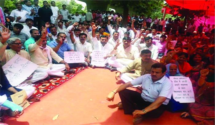 प्राधिकरण की कचरा नीति से त्रस्त शहरवासियों ने किया विरोध