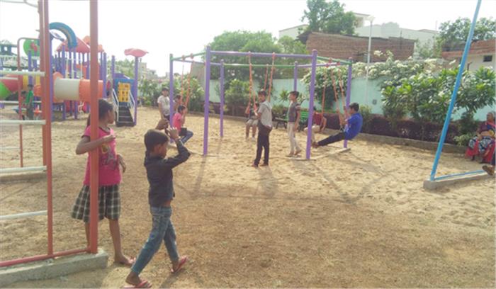 नए गार्डन का मजा ले रहे बच्चे