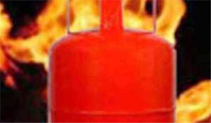 यूपी: गैस रिसाव से सिलेंडर में लगी आग, पांच झुलसे