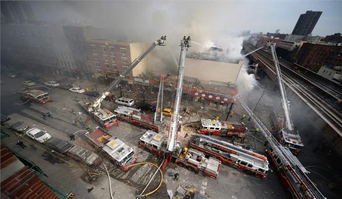 अमेरिका के गैस लाइन में विस्फोट, कई इमारतें गिरीं अमेरिका के गैस लाइन में विस्फोट, कई इमारतें गिरीं