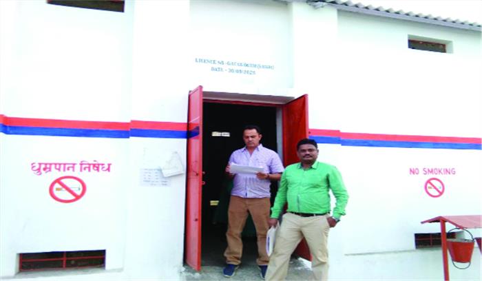 गैस एजेंसी में छापा, 134 खाली सिलेण्डर जब्त