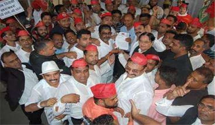 पेट्रोल, डीजल, गैस की महंगाई पर सपा ने किया प्रदर्शन