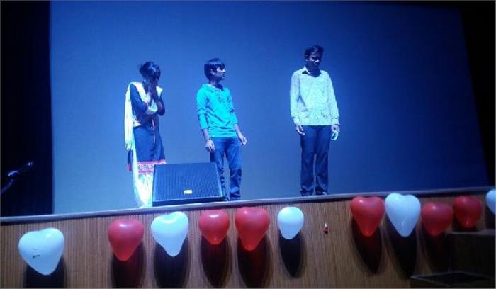 नाटक के माध्यम से महिलाओं का सम्मान करने का दिया संदेश