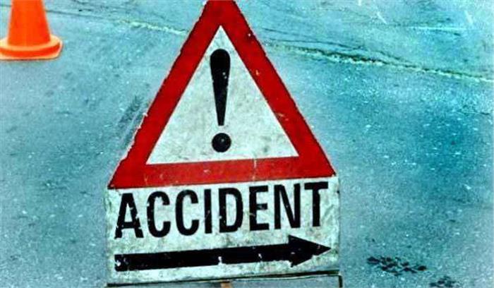 बिहार में कार से कुचलकर किशोर की मौत , तीन घायल बिहार में कार से कुचलकर किशोर की मौत , तीन घायल