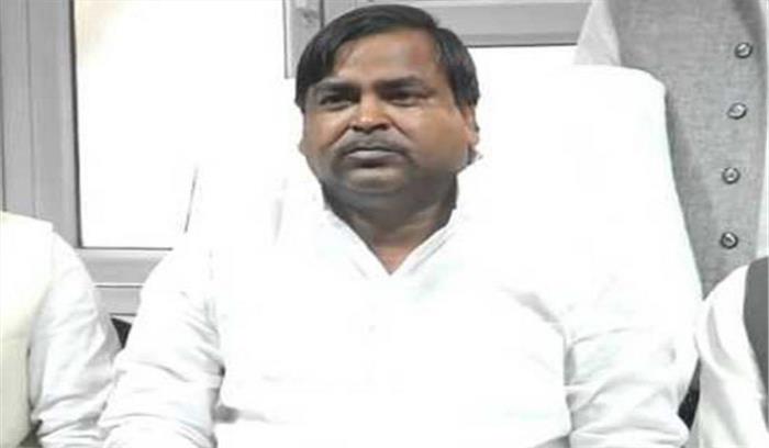 यूपी: गायत्री प्रजापति के खिलाफ मामला दर्ज 