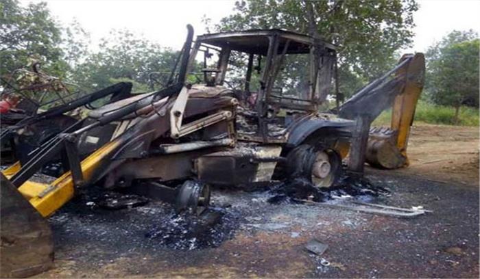 बिहार में नक्सलियों ने सड़क निर्माण में लगे वाहन फूंके