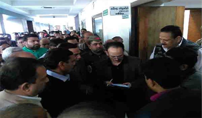 जीडीए अधिकारी पर क्लर्क को थप्पड़ मारने का आरोप,  हंगामा