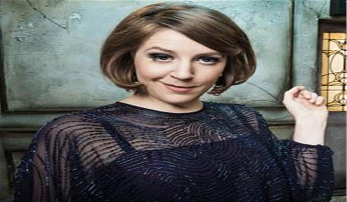 गेम्मा व्हेलन को इंदिरा वर्मा सेक्सी लगती​​​​​​​ हैं