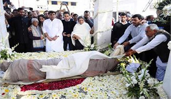 जॉर्ज फर्नाडिस की अंत्येष्टि में पहुंचे कई बड़े नेता