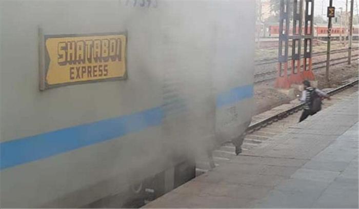 गाजियाबाद रेलवे स्टेशन पर दिल्ली-लखनऊ शताब्दी के पार्सल डिब्बे में लगी आग गाजियाबाद रेलवे स्टेशन पर दिल्ली-लखनऊ शताब्दी के पार्सल डिब्बे में लगी आग