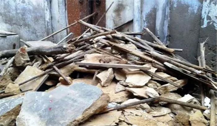 मकान की छत गिरने से एक महिला की मौत, बच्ची घायल
