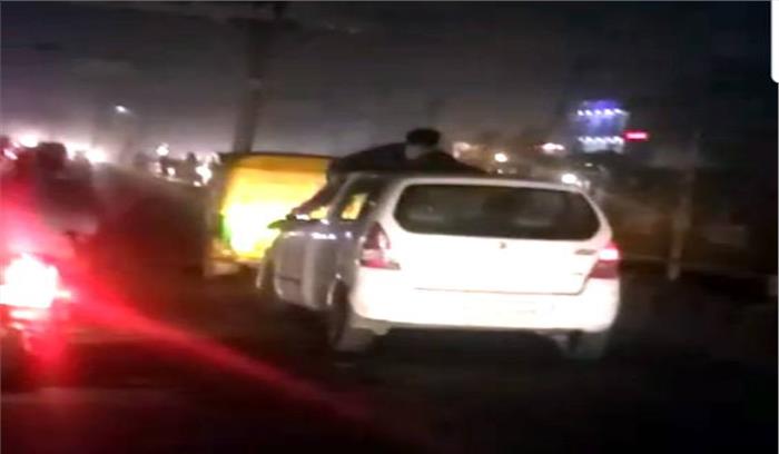 दस किमी गाड़ी की छत पर लटककर युवक ने बचाई जान