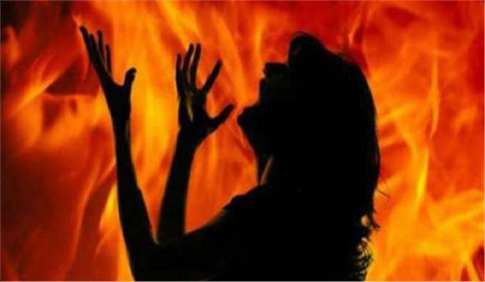 पैसे न देने पर पत्नी को पेट्रोल डाल कर जलाया
