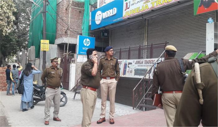 कम्प्यूटर व लाखों का सामान ले उड़े