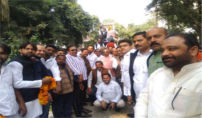 राजनीतिक दलों के नेताओं ने दी शहीद प्यारे लाल को श्रद्धांजलि