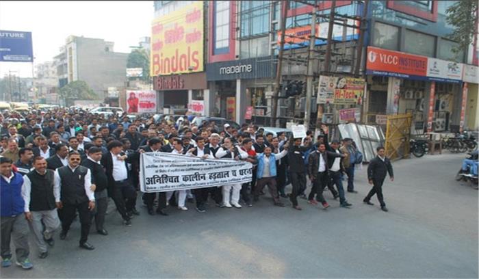 रजिस्ट्री पर रोक के विरोध में तहसील के वकील सड़कों पर उतरे