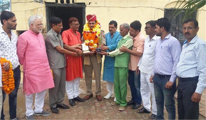 समाज सेवियों ने चौकी प्रभारी को किया सम्मानित