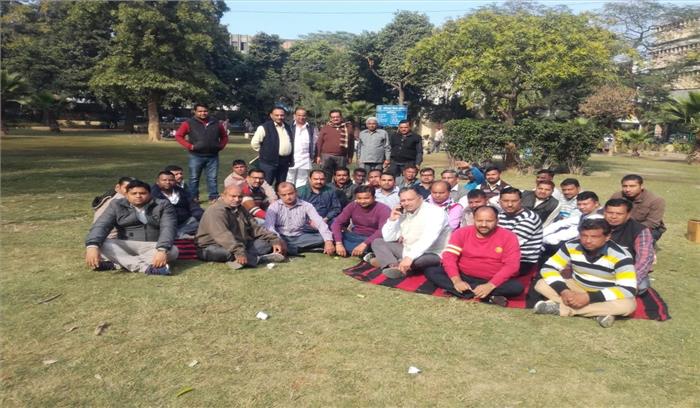 नगर निगम के निर्माण ठेकेदार भी कूदे हड़ताल में