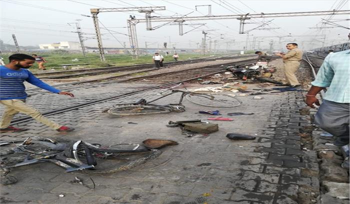 आधा दर्जन लोग आए ट्रेन की चपेट में आधा दर्जन लोग आए ट्रेन की चपेट में