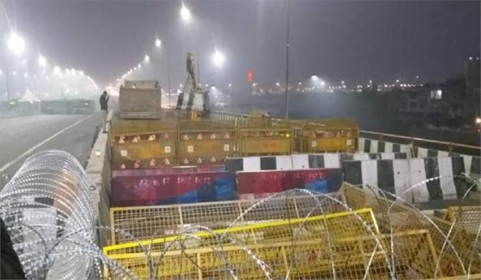 गाजीपुर बॉर्डर पर किसानों की तादाद देखते हुए रातो-रात 12 लेयर की बैरिकेडिंग, एनएच-24 बंद