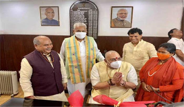 गिरिराज सिंह ने ग्रामीण विकास मंत्री का कार्यभार संभाला गिरिराज सिंह ने ग्रामीण विकास मंत्री का कार्यभार संभाला